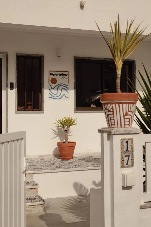 The entrance of SUPERTUBOS HOUSE Peniche